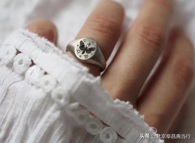 尾戒的含义与戴法，戒指的戴法和意义（复古又迷人的印章尾戒）