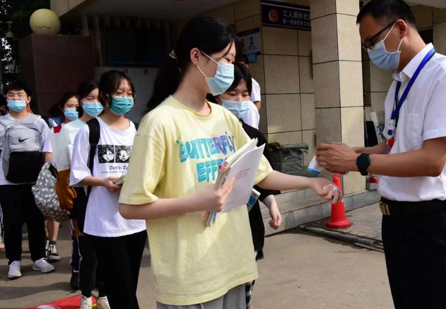 多少岁可以复读高三，高三复读生该如何减压（2023高考复读生恐超200万）