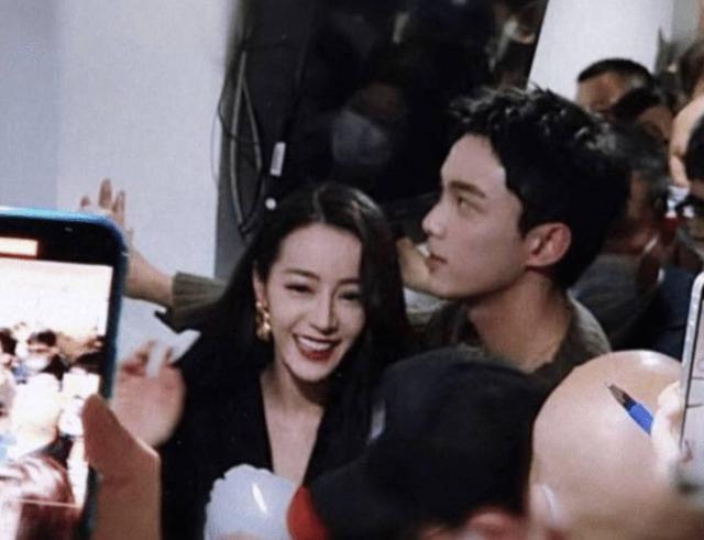 北美大灰狼是什么梗，北美灰狼为什么这么大（嘟嘴索吻、牵手搂抱、时刻黏在一起）