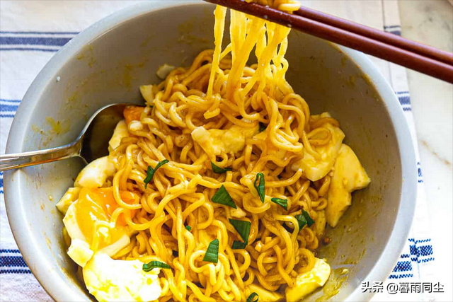 爬山带什么吃的比较好，爬山适合带什么吃的（如何让你的方便面营养均衡、更好吃）