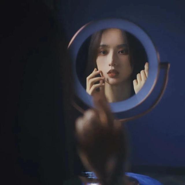 蓝色忧郁女头，微信头像，蓝色忧郁女头（蓝色头像/满满的忧郁感）