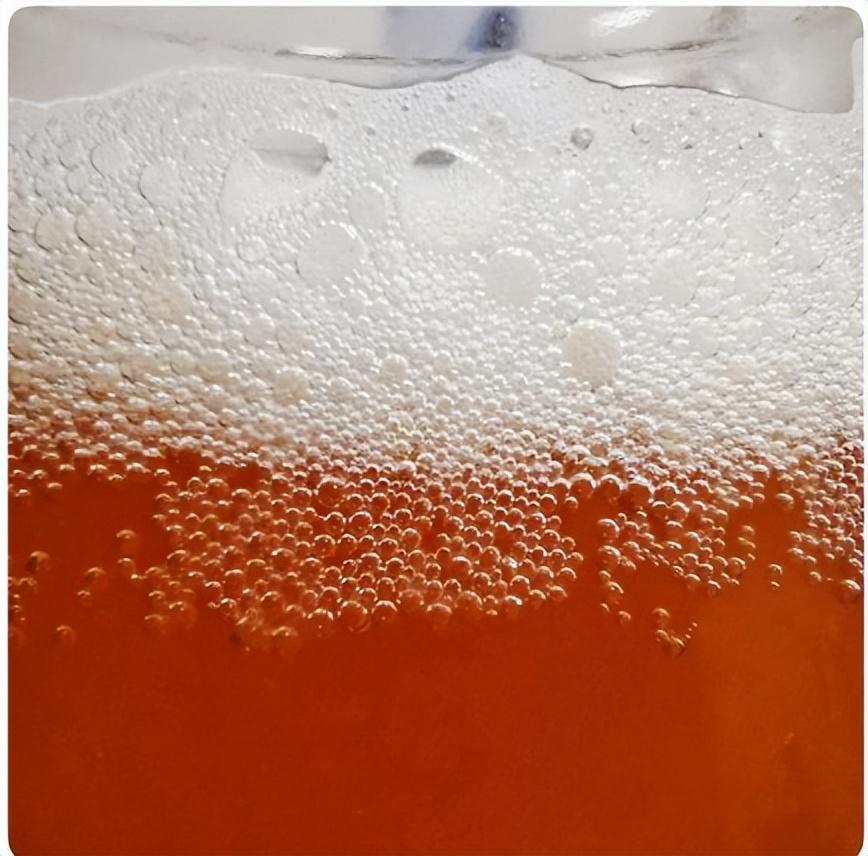 当尿液表面漂浮着一层细小泡沫状,不易消失,应警惕蛋白尿,蛋白质从