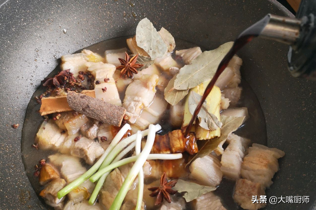 清水煮大块猪肉怎么煮，清水煮大块猪肉怎么煮的（猪肉腥味最怕“它”）