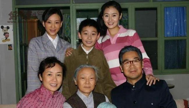 这种电视剧有个很大的优点,就是成本低,喜欢邀请一些价格实惠的老演员