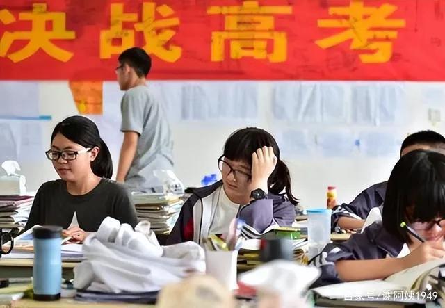 2021海南高考，2021年海南多少分可以上本科（海南三考生高考成绩900分被北大清华争抢）