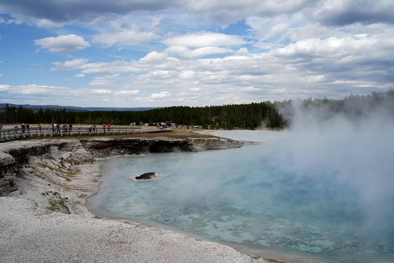 而且这个天体的生命可能在一个类似于地球的热泉生态