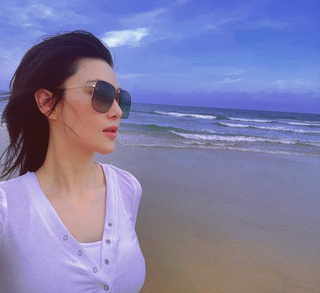 张馨予男人装，张馨予 男装（张馨予晒海边性感自拍）