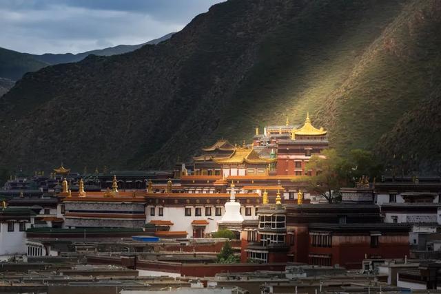 暑假去哪里旅游好，暑假去哪里旅游好玩2021（最适合去的12个美景地）