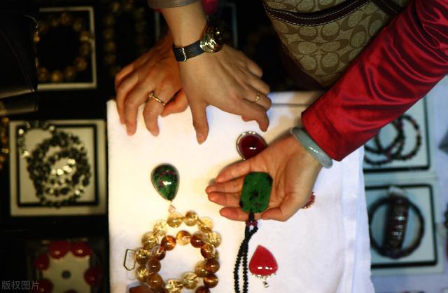 冰种翡翠如何鉴定，冰种翡翠如何鉴定好坏（冰种翡翠怎么区分好坏）