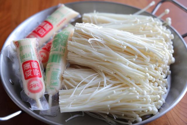 金针菇怎么做好吃，金针菇怎么做好吃又简单（金针菇这个吃法真的太好吃了）