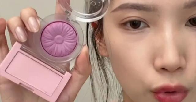 腮红的正确打法，7种脸型的腮红打法（别人画腮红氛围感满满）