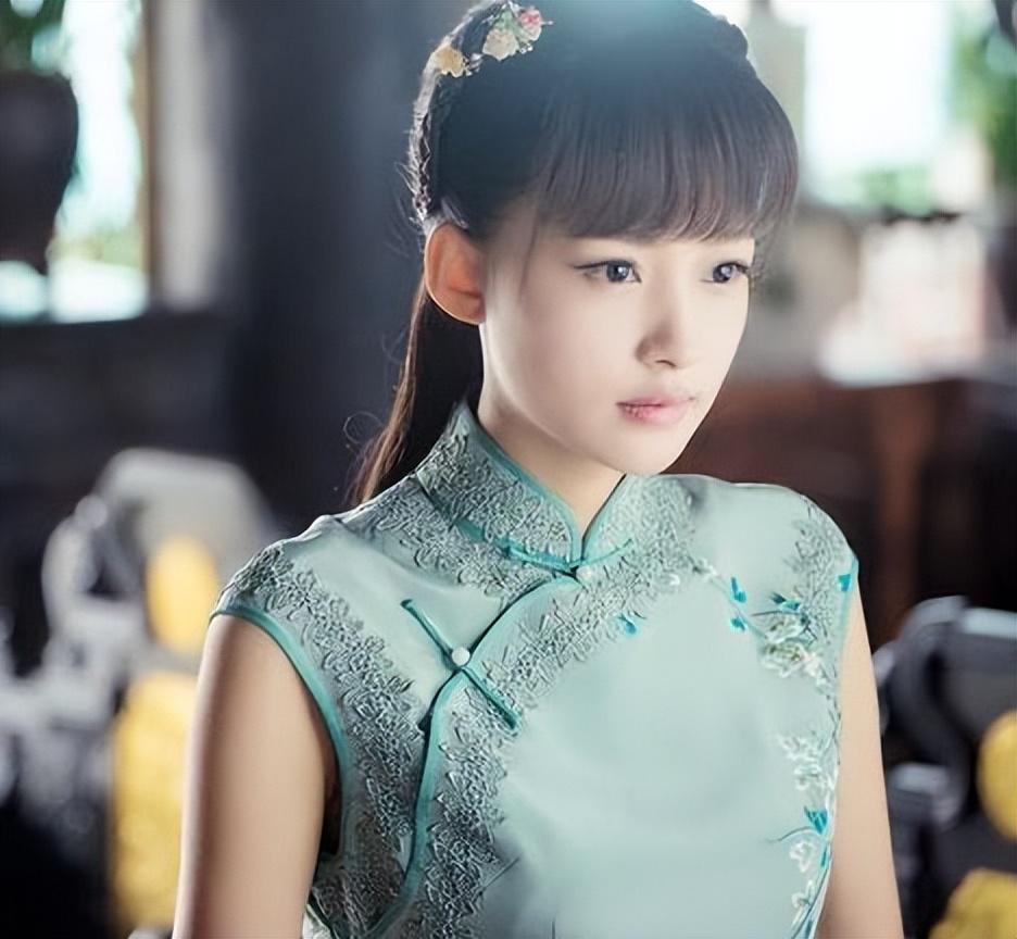 放浪不羁却又情根深种的贵公子,秦桑总是穿着旗袍,身体抱恙,眼泪悬而