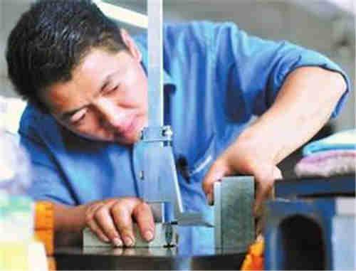 钳工证书怎么报考，报考钳工证要到哪里报名（钳工证怎么报名及报名要求）