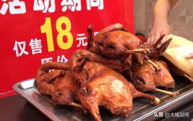 鸭子是什么动物，水里游黑色类似鸭子是什么动物（一只活鸭要90元）