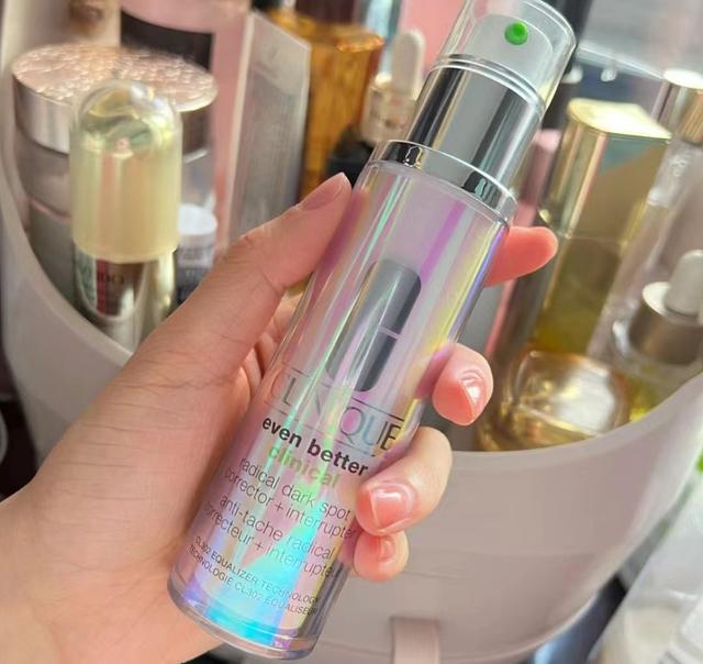 美白精华测评Olay二代淡斑小白瓶VS抗糖小白瓶，公认好用的5款“美白精华液”