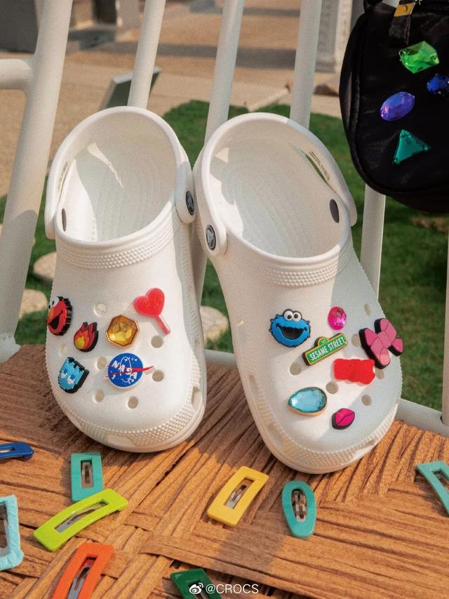 去海边穿什么鞋子合适，去海边沙滩穿什么鞋最合适（今夏最火的4双新鞋）