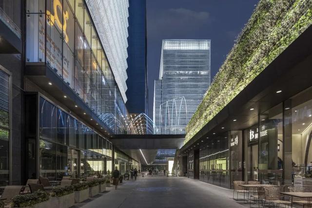 陆家嘴金融广场，上海浦东金融广场——将浦东新区商业和交通配套无缝结合