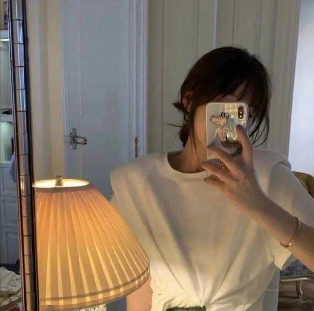 适合微信状态用的背景图超惊艳 比如此时此刻 无意义的想念，适合微信状态背景图片（女头‖该怎么开头呢是天好冷还是我好想你）