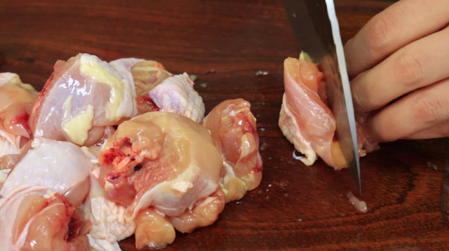 炒鸡腿肉的家常做法，青椒炒鸡腿的家常做法（私藏多年的“生炒鸡肉”）