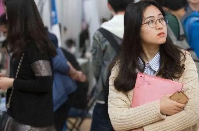 为什么劝女生不要考研，女孩子到底要不要考研（“后悔同意孩子考研”）