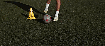 足球防守员的注意事项，足球前锋注意事项（用这四招助你在场上摆脱压力永不丢球）