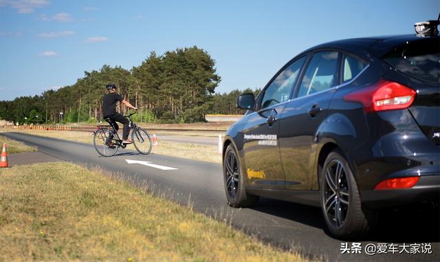 开车的基本操作步骤，开车基本步骤（<1>掌握住油门、刹车、方向盘）