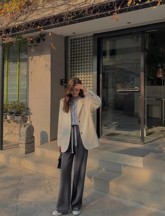 蓝色西装配什么颜色的衬衫，蓝色西装配什么颜色的衬衫男（蓝色衬衫搭配西装裤、短裤）