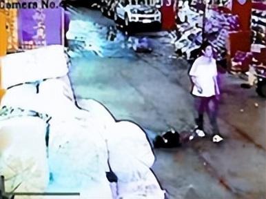 两岁小悦悦事件过程，那个被车撞倒、18人路过无视的两岁女童小悦悦