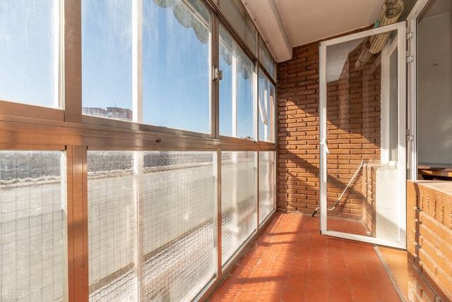 卧室阳台封闭式好还是开放式好，卧室阳台是封闭好还是不封闭好（封闭式阳台好还是开放式好——安全性有很大不同）