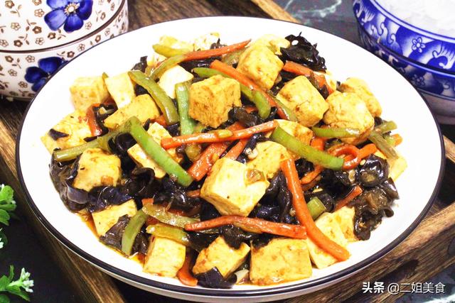 青菜豆腐怎么炒，怎样炒青菜好吃（牢记别直接下锅炒豆腐）