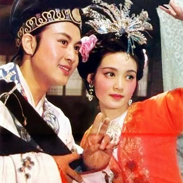 杜十娘跳江后被谁救，杜十娘死前怒扔百宝箱