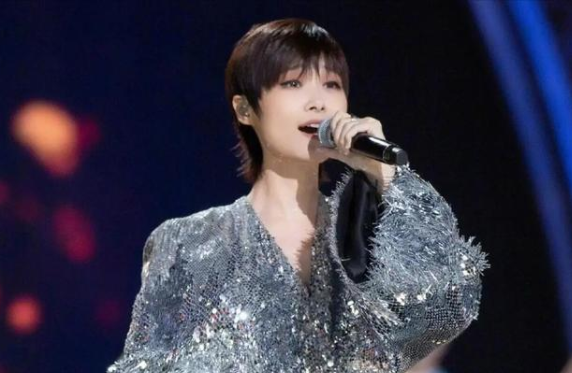 李宇春个人简介，李宇春男友（37岁的李宇春活得太清醒）