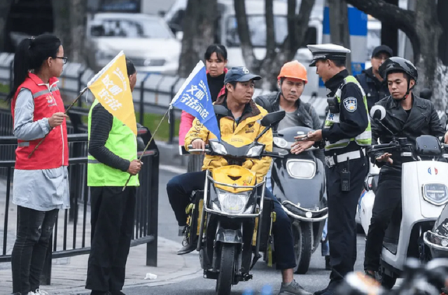 怎样学骑电瓶车，怎样学骑电瓶车快（骑行电动自行车并不要驾照）