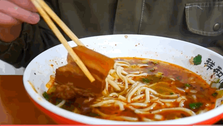 担担面的来历，担担面的来历25个字（臊面、呱呱、糊锅、牛肉面...甘肃人的早餐到底多瓷实）