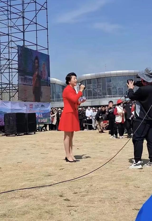 闫学晶今年多少岁，51岁闫学晶去山东农村商演照曝光