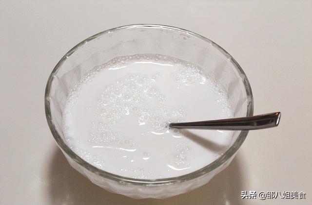 白凉粉是什么，白凉粉是什么原料做的有毒吗（一碗淀粉六碗水）