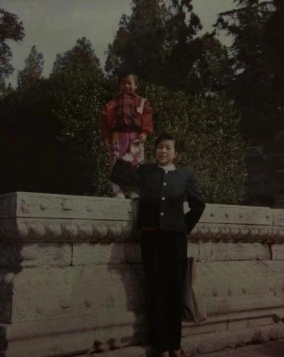 12年了，那个“宁可哭也要坐宝马”的女孩马诺，过得怎么样了？