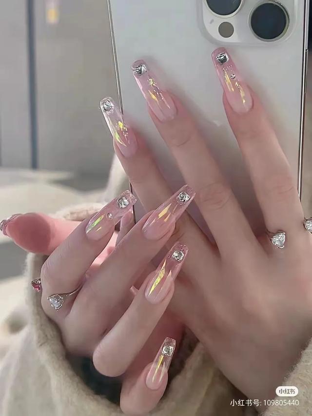 指甲油裸色和透明色有什么区别，护甲油和透明色的指甲油一样吗（显白好看，春夏必做）