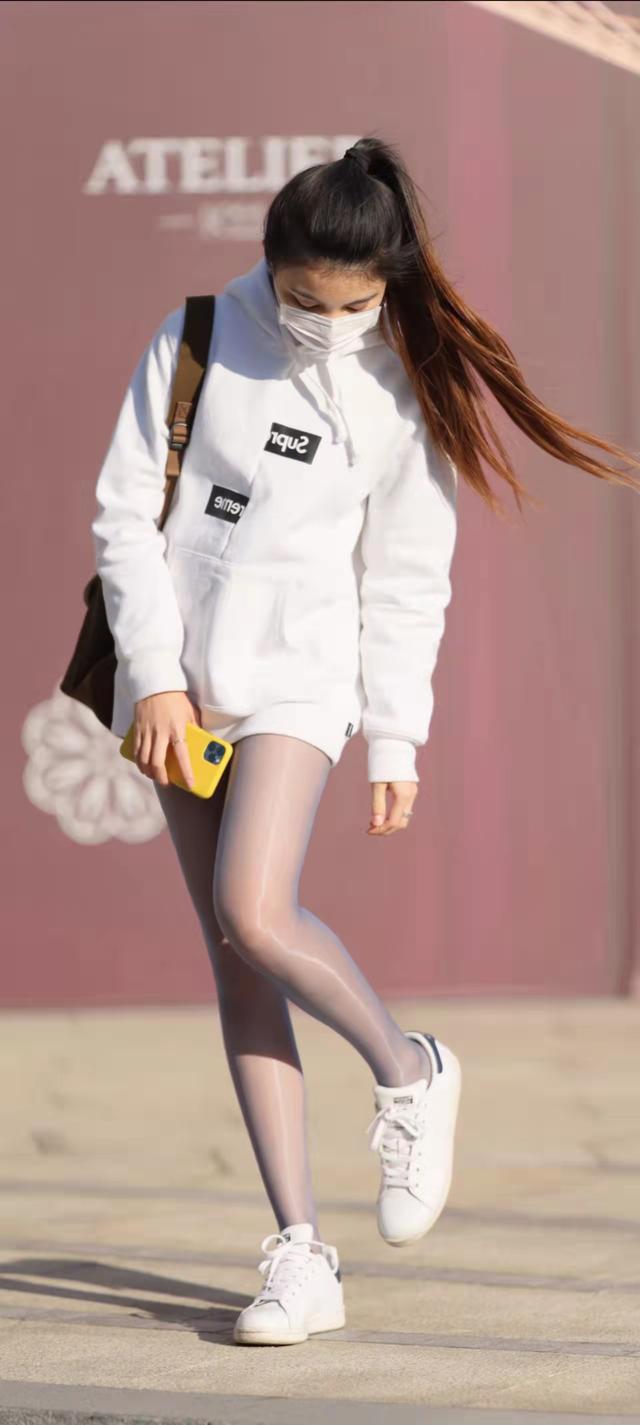 白色卫衣怎么搭配，白色卫衣怎么搭配好看图片（白色卫衣穿搭推荐）