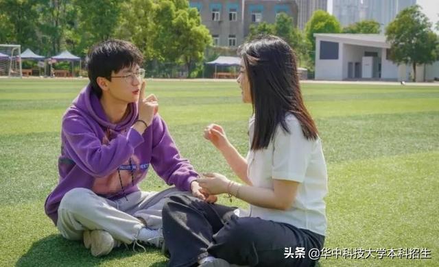 王菁个人资料简介，王箐和何炅的结婚照（华中科技大学“超强”情侣）