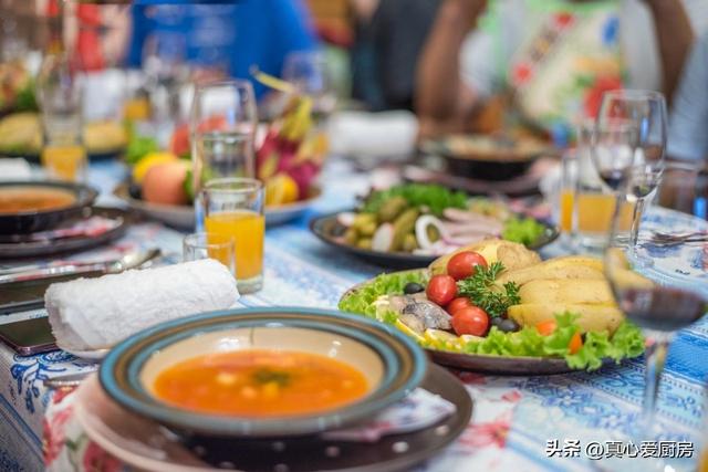 怎样在酒桌上说客套话和敬酒词，学口才和说话技巧（学会这三句客套话很重要）