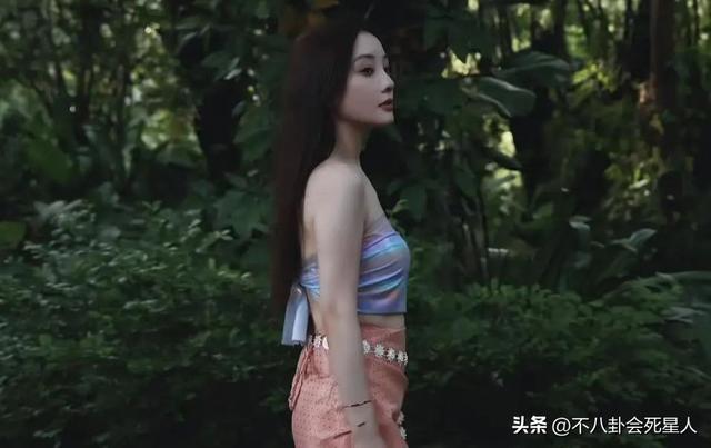 40岁李小璐穿露腰装现身寺庙，离婚3年身材越来越火辣