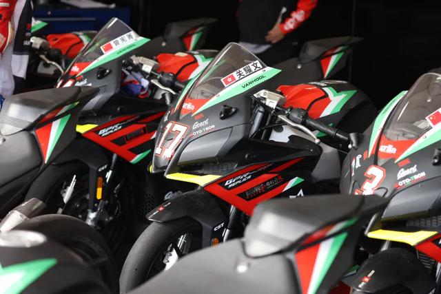 如何成为一名职业赛车手，怎么成为职业赛车手（原来普通人也可以成为专业车手）