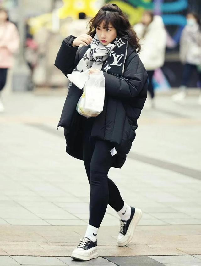 外贸围巾怎么搭配，Fendi、LV、Loewe爆款围巾穿搭示范