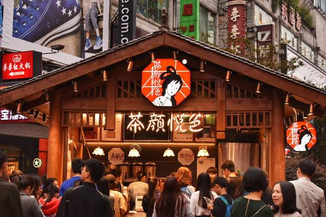 精致穷是什么梗，200元一杯奶茶，谁在买单