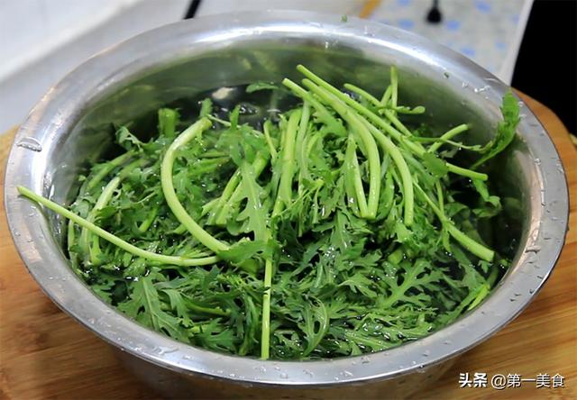 虾米茼蒿的做法，茼蒿怎样炒好吃（建议中老年人：多吃“润肺”菜）