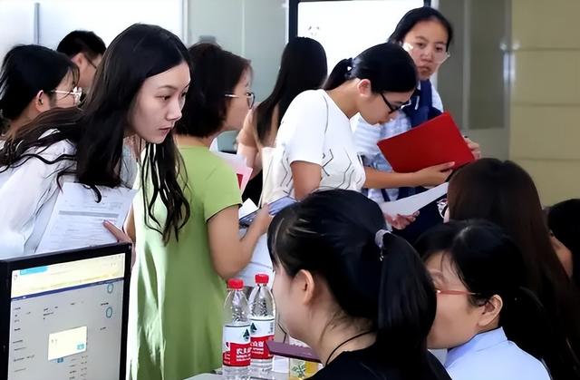 读研究生一年要多少钱学费，读研究生一年学费要多少钱（本科生晒出研究生收费单）