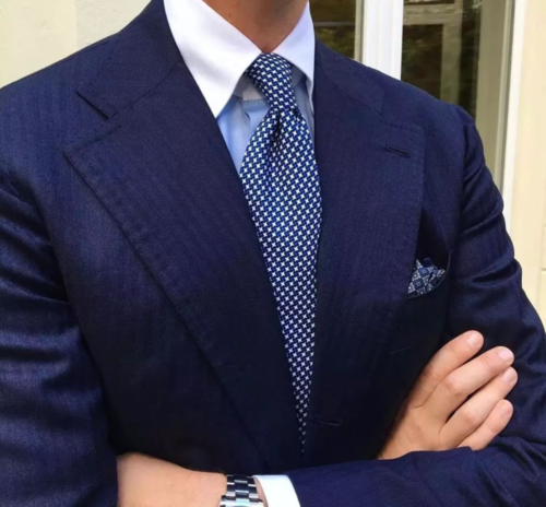 头平的男生适合什么发型，头型扁平适合什么发型男（领型<驳头>怎么选择）