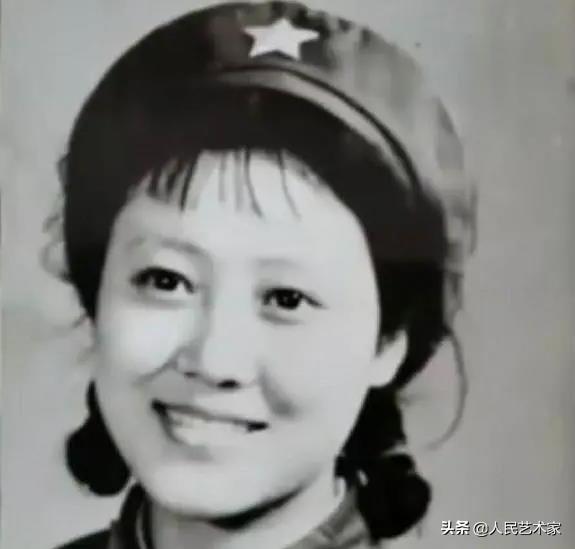 老戏骨王丽云，演员车晓的母亲，塑造过多个母亲和婆婆形象，把演好话剧当作自己这辈子最大的事