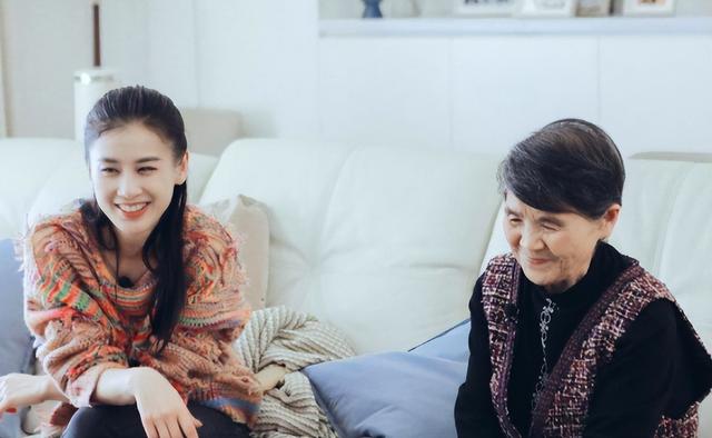 "卑微阔太"黄圣依：两亿零花钱却下跪赵本山，婚后亲自为婆婆洗澡